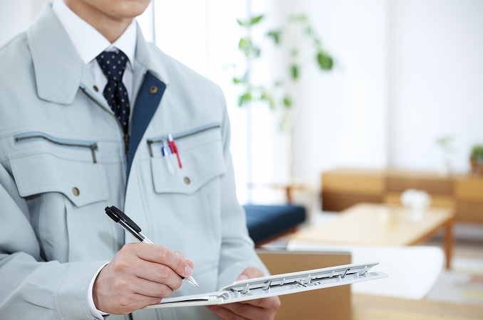 現地調査をする作業員